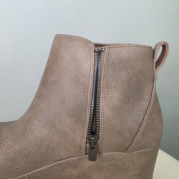 Yellow Box Taupe Neutral Belin Platform Wedge Booties Round Toe Size 7.5 - Picture 9 of 14